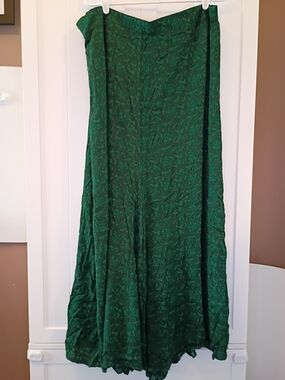 bobeau Emerald Green Maxi Skirt with Subtle Leaf Pattern